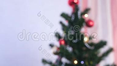 圣诞树树枝上的红色闪亮的球和金色玩具.. 圣诞树上有灯光的圣诞花环